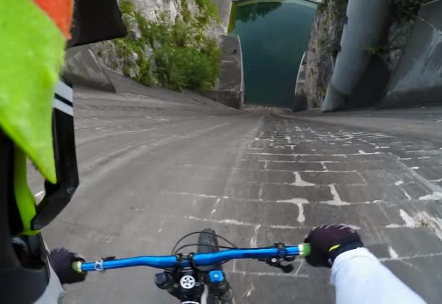 Видео, което изпотява дланите. Словенски колоездач се спусна по стената на язовир