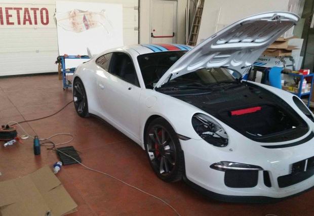 Как се „съсипва“ едно Porsche 991 GT3? С „ръждиво“ фолио „Martini”. Снимки от процеса на облепване