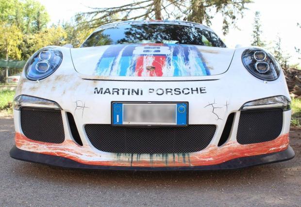 Как се „съсипва“ едно Porsche 991 GT3? С „ръждиво“ фолио „Martini”. Снимки от процеса на облепване