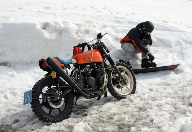 Като от Lego, направен заради сноубординга. Titan Motorcycles Kawasaki Z500