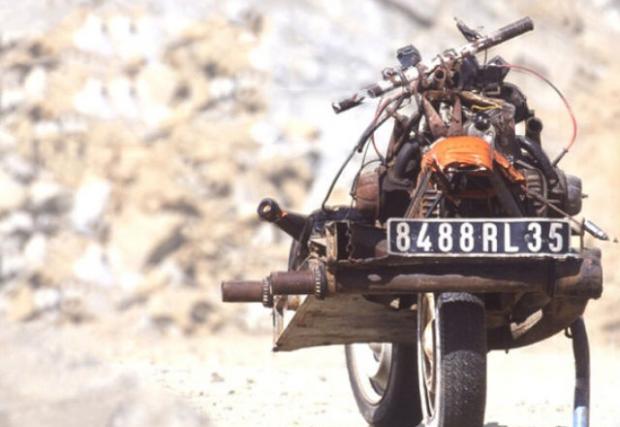 Да си направиш мотоциклет от счупен Citroen 2CV, по средата на Сахара. Невероятната история на Емилие Лиреи