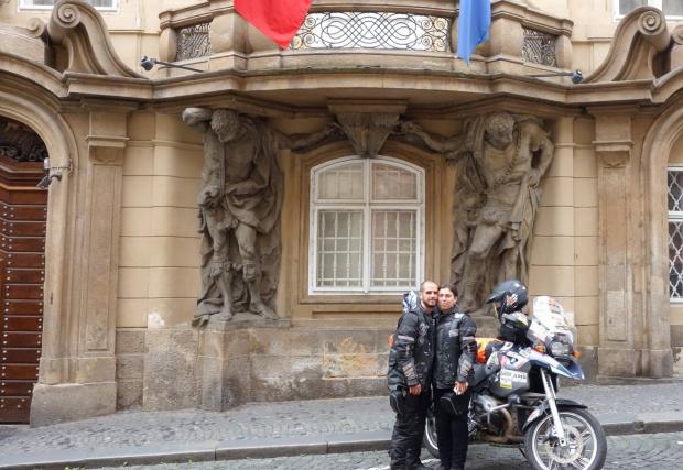 Две години, 5 континента, 87 държави и над 100 000 км. Готините Флорин и Диана от Румъния поставят околосветски рекорд с мотоциклет