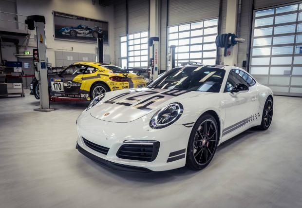 Това е гърбът на Porsche 911 Carrera S Endurance Racing Edition. Специално е и е - о, да - с ръчка! 