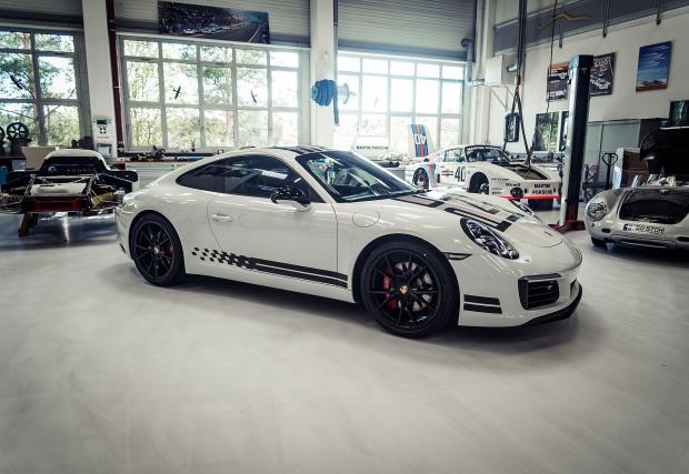 Това е гърбът на Porsche 911 Carrera S Endurance Racing Edition. Специално е и е - о, да - с ръчка! 