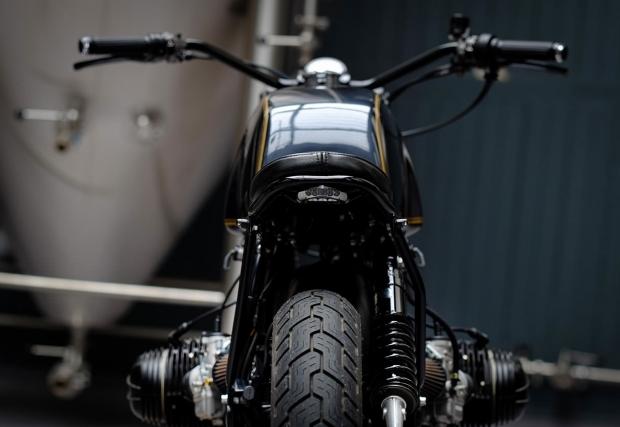 Един мотоциклет, направен според немския закон за чистотата на... бирата. Dust Custom Motorcycles BMW R 100 R отвори пивоварна