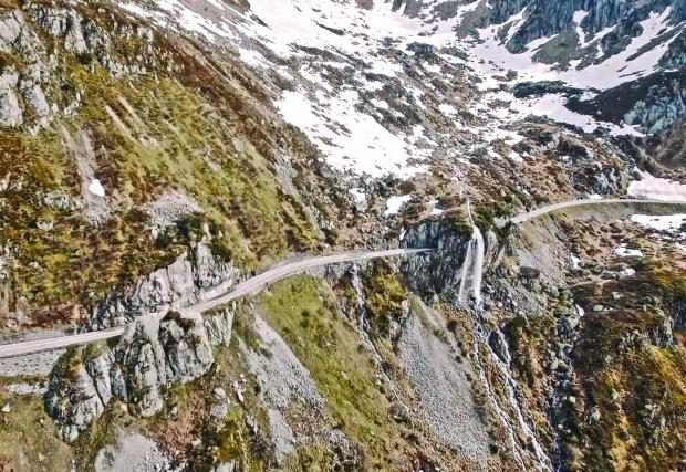 9 Porsche-та, 20 планински прохода, Италиански и Швейцарски Алпи... Това видео е магия...