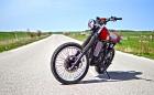 От балета към моторите. Suzuki DR BIG Scrambler от ToshiMoto Garage