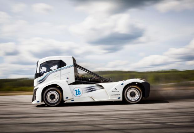 Ултра камионът на Volvo The Iron Knight помля няколко световни рекорда. Вдигна и 276 км/ч. Практичен влекач... Видео 
