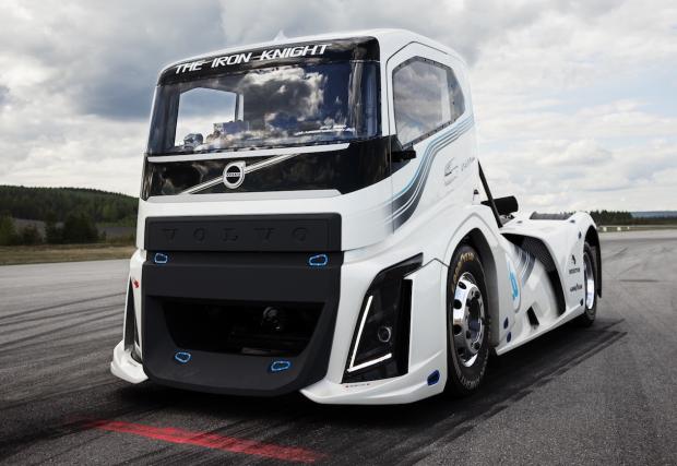 Ултра камионът на Volvo The Iron Knight помля няколко световни рекорда. Вдигна и 276 км/ч. Практичен влекач... Видео 