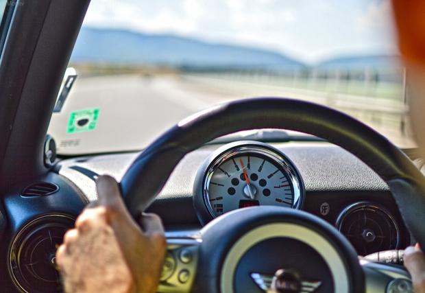 „Животът е прекалено кратък, за да караме скучни коли“. DizzyRiders разговаря с основателя на MINI Club Bulgaria, за джобните ракети и култа към една марка