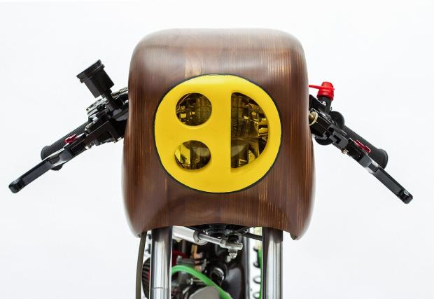 Дървен и усмихнат байк: Honda SS50, направен от... отломки. Супер симпатяга