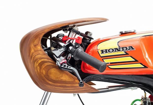 Дървен и усмихнат байк: Honda SS50, направен от... отломки. Супер симпатяга