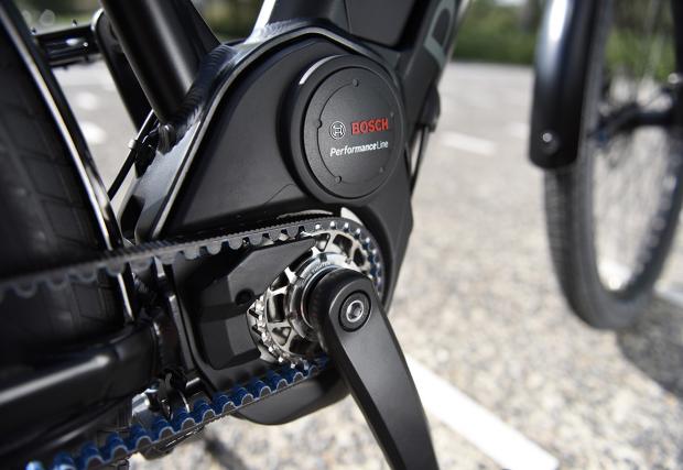 Peugeot пусна ел велосипед, който изисква каска и застраховка. Защото вдига 45 км/ч