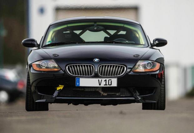 BMW Z4 с V10 от Dodge Viper. И цена, почти колкото на ново BMW M2. Заслужава ли си?