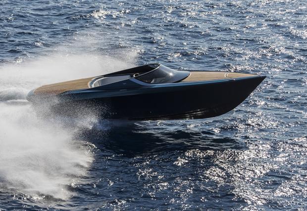Супер стилната лодка на Aston Martin идва с 1040 коня. И мнооооого карбон