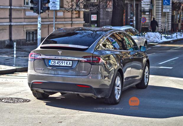 Добре дошла у нас. Още една Tesla Model X, в най-върховото изпълнение P100D. Мощност 762 к.с., 931 Нм, двойно задвижване, 2,4 тона, ускорение от 0-100 за около 3 сек. И 0 лв. годишен данък, както безплатно спиране в зоните. Честито на собственика 