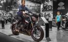 Street Triple RS с красиво момиче, Harley Fat Bob с 1,7-литров двигател и карбоново BMW за 80 хил. евро. Това са моторите на салона