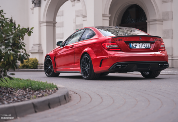 Merc C 63 AMG Black Series е кола, която няма да ни писне